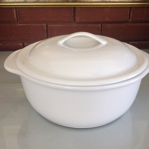 Vintage 1980's 2.5 Qt White Corelle Coordinates Covered Bowl-Casserole - Picture 2 of 4